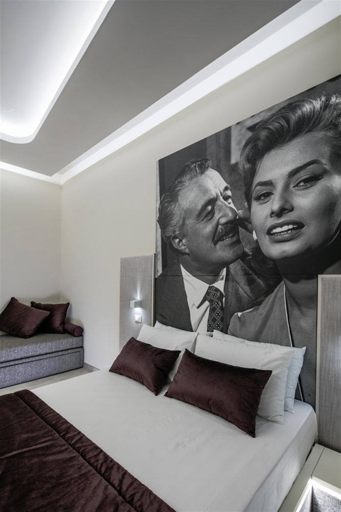 Deluxe Double Room, 1 Queen Bed with Sofa bed photo 2