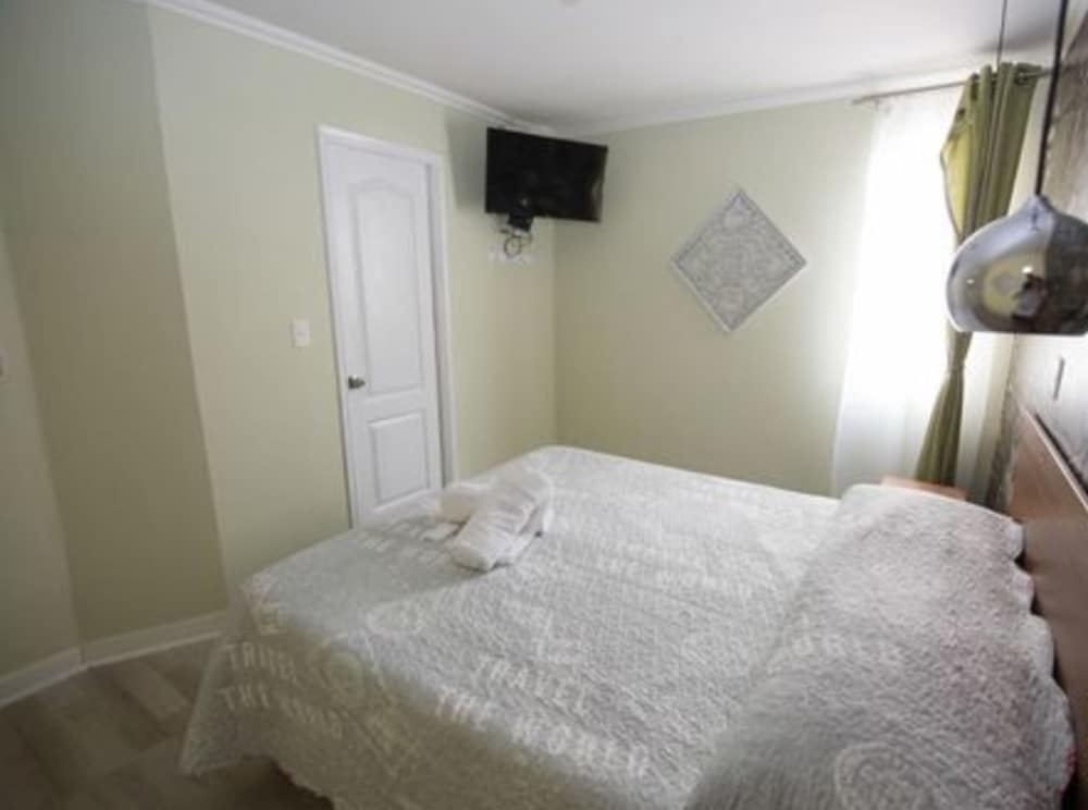 Romantic Double Room, 1 Queen Bed, Non Smoking, Private Bathroom photo 3