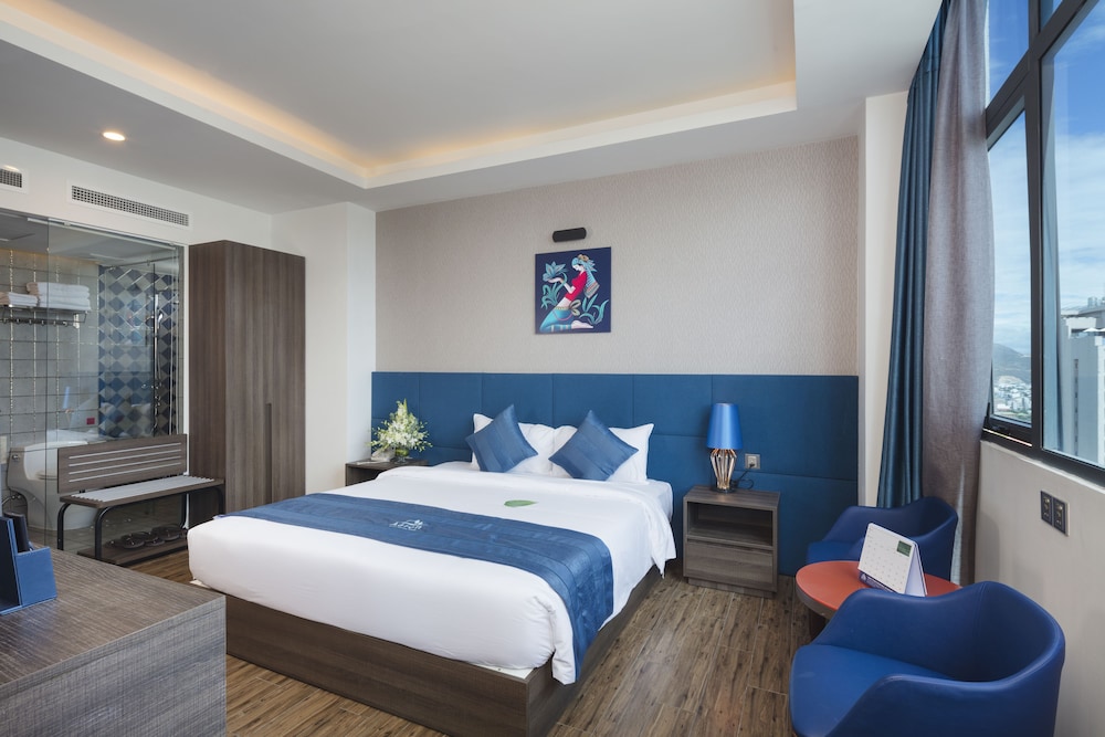 Senior Deluxe Room, City View photo 2