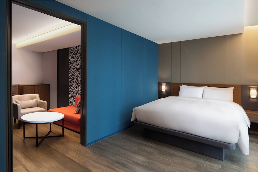 Premier Suite, 1 King Bed - Photo 3