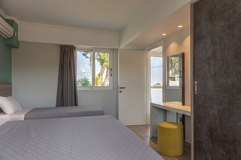 Superior Triple Room photo 3