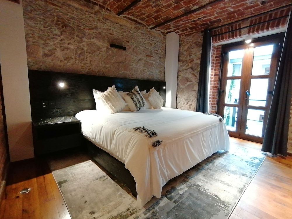 Junior Suite, 1 King Bed photo 1