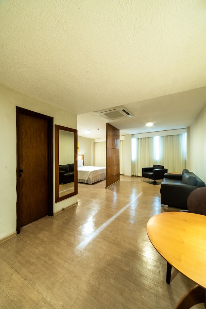 Suite - Photo 6