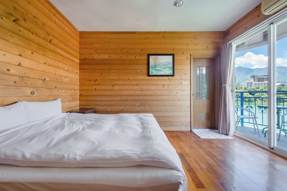Double Room with Lake View - Photo 9