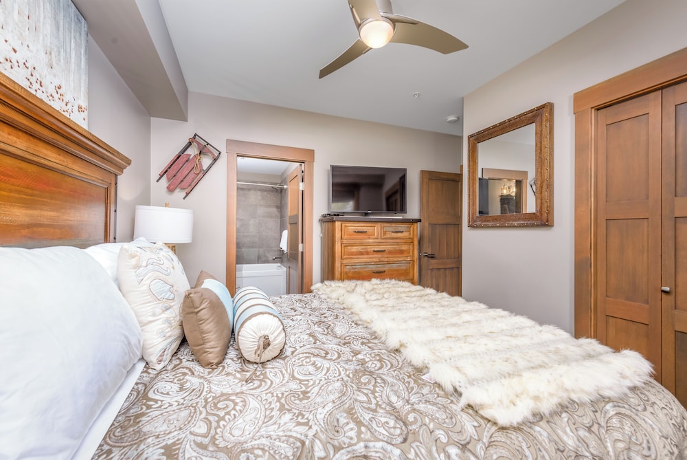 Stonegate Resort Unit B206 | 1 BR + DEN photo 3