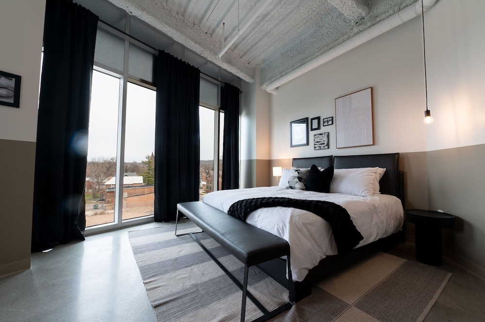 Suite, 1 King Bed photo 1