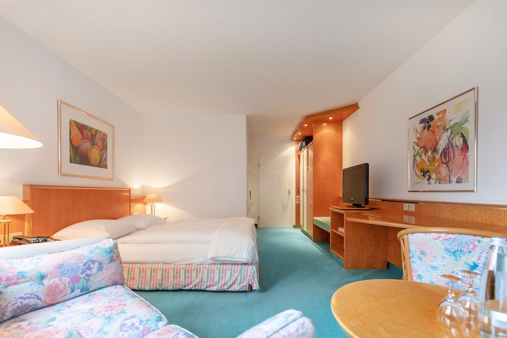 Standard Double or Twin Room, Multiple Beds - Photo 1