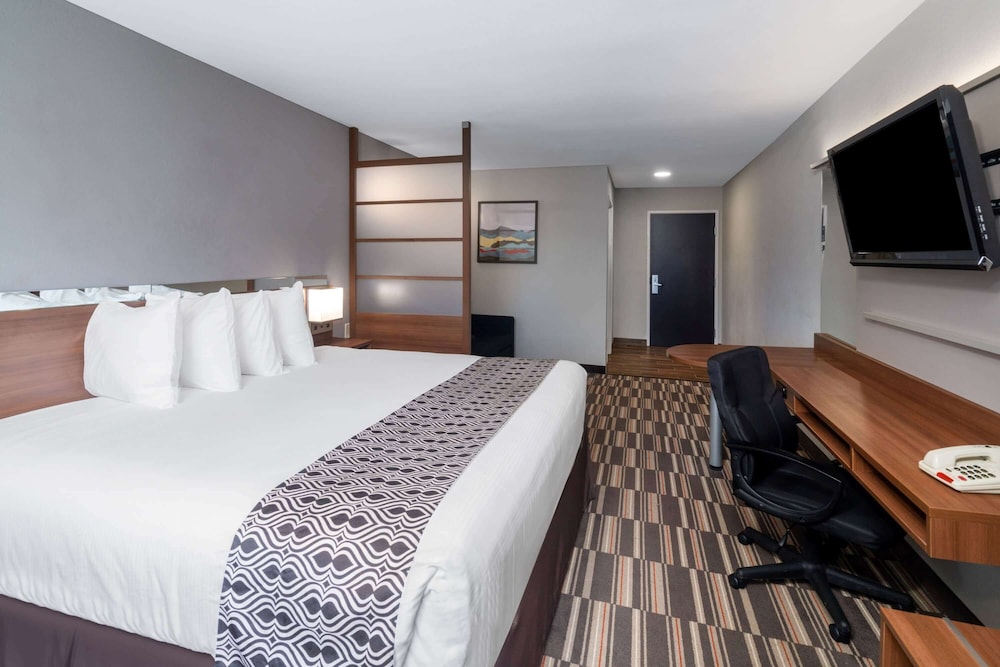 Room, 1 King Bed, Non Smoking - Photo 3