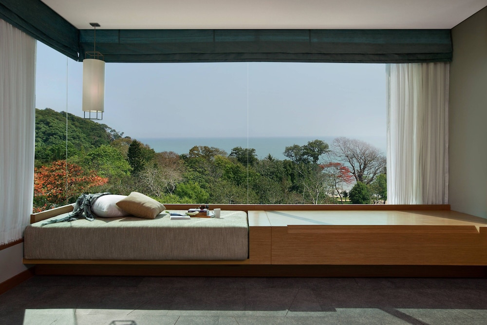 Suite, 1 King Bed, Ocean View (Corner)