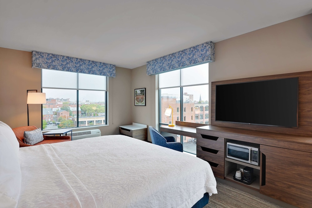 Room, 1 King Bed, Refrigerator & Microwave - Photo 1