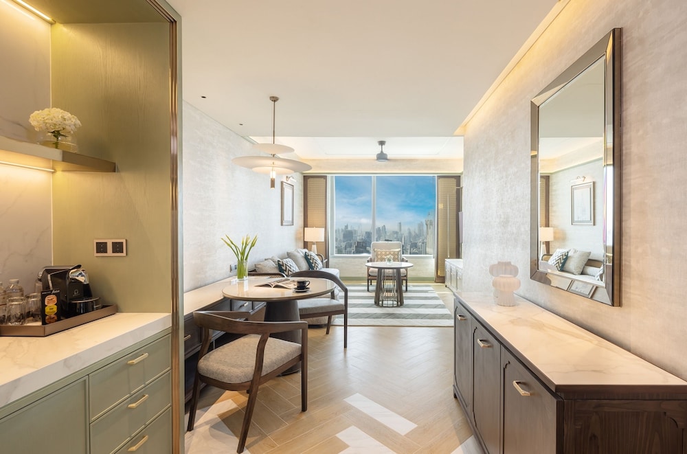 One Bedroom Suite with Lounge Access thumbnail 5