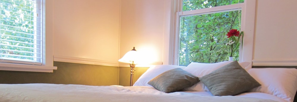 Classic Room (1 Double and 1 Single Bed) photo 1