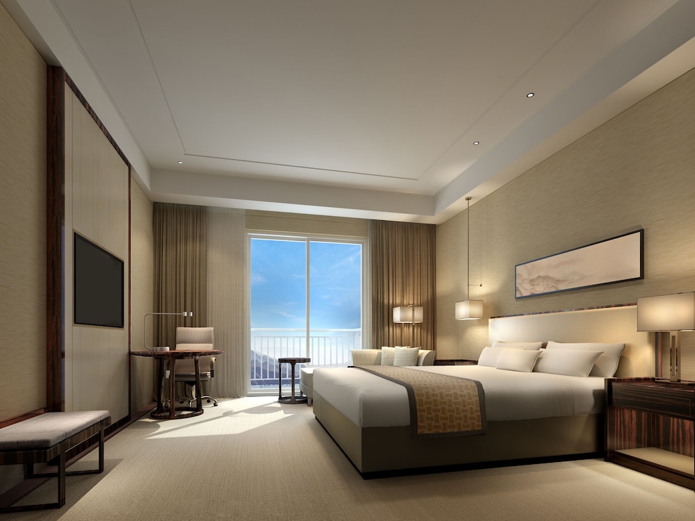 Standard Room, 1 King Bed, Balcony photo 2