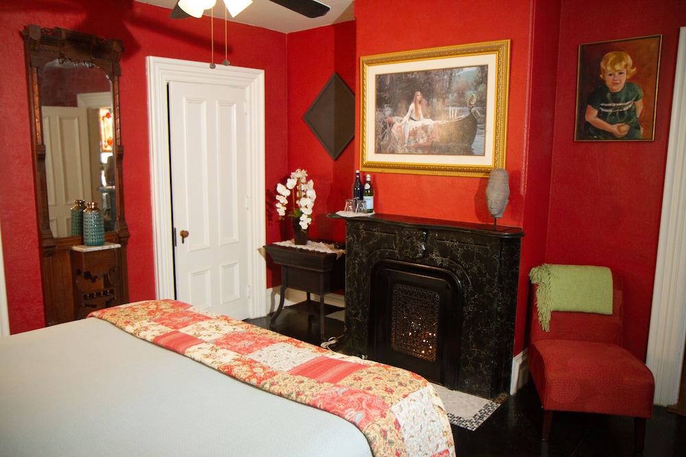 Premium Master Suite,1 King Bed,Fireplace, European Ensuite Bath(Full Gourmet Breakfast,Plush Robes) photo 1