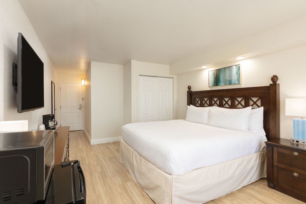 Room, 1 King Bed, Oceanfront (Coastal View) photo 2