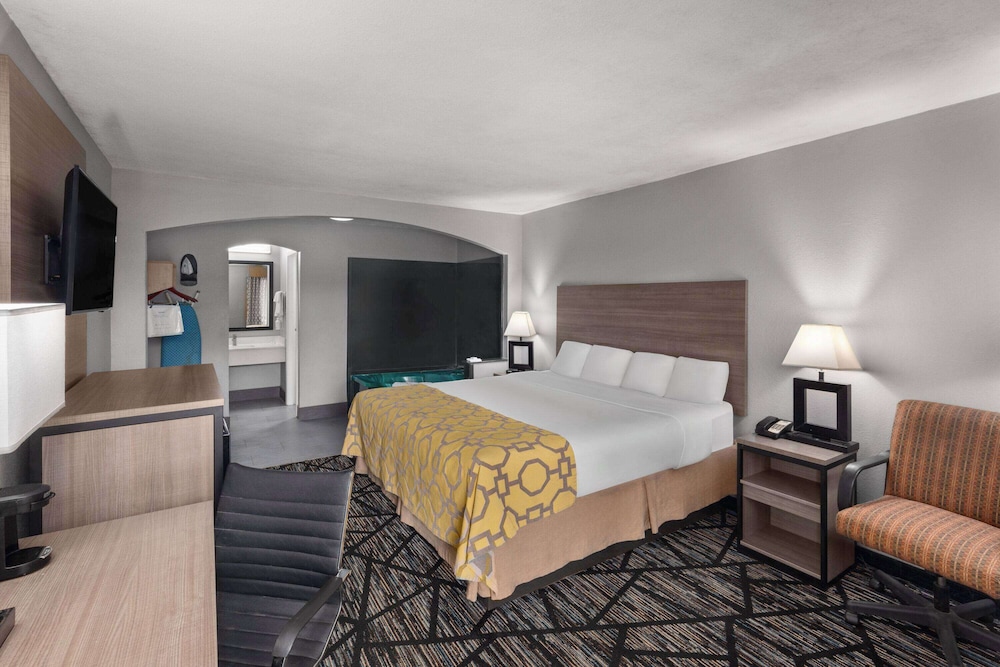 Deluxe Room, 1 King Bed, Non Smoking - Photo 2