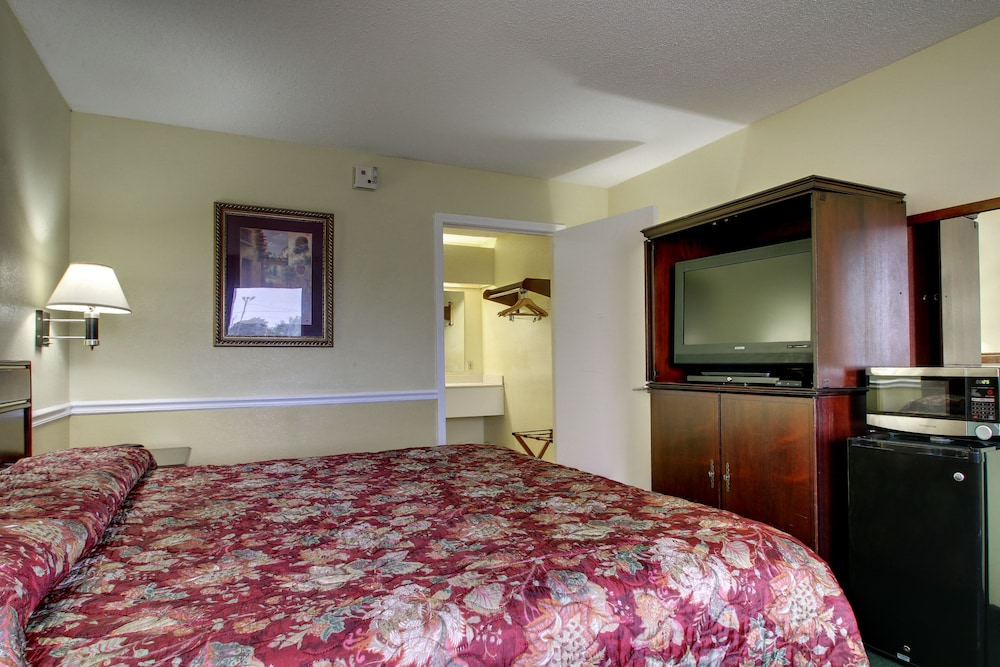 Standard Room, 1 King Bed, Smoking photo 2