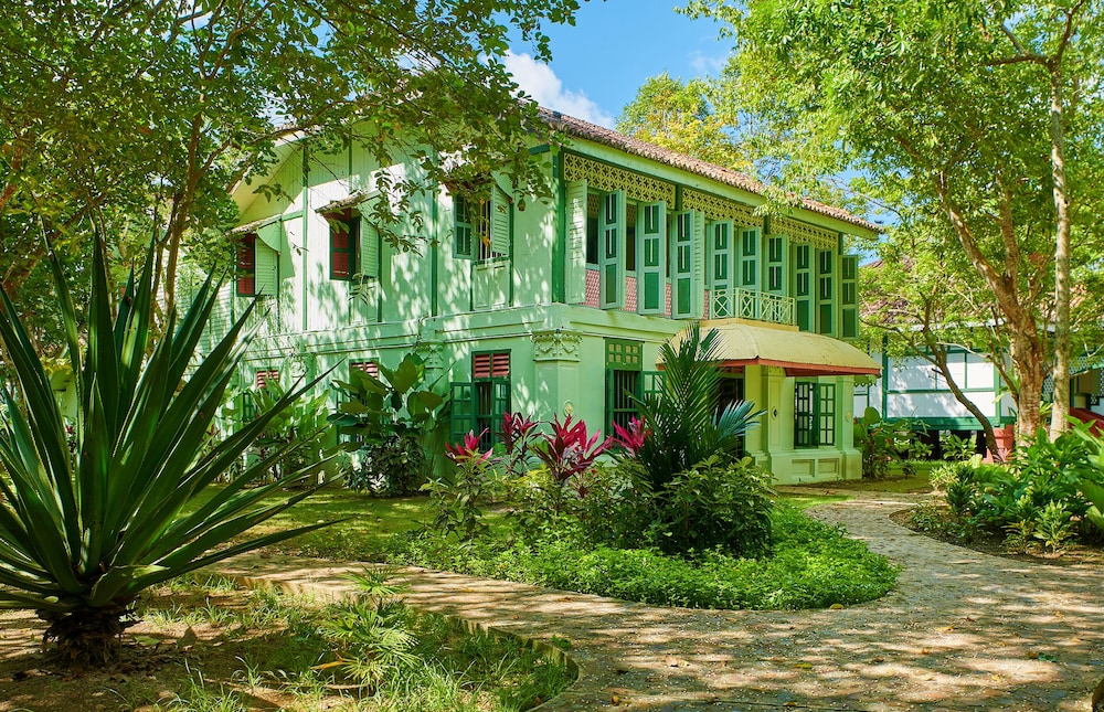 Colonial House with Garden View