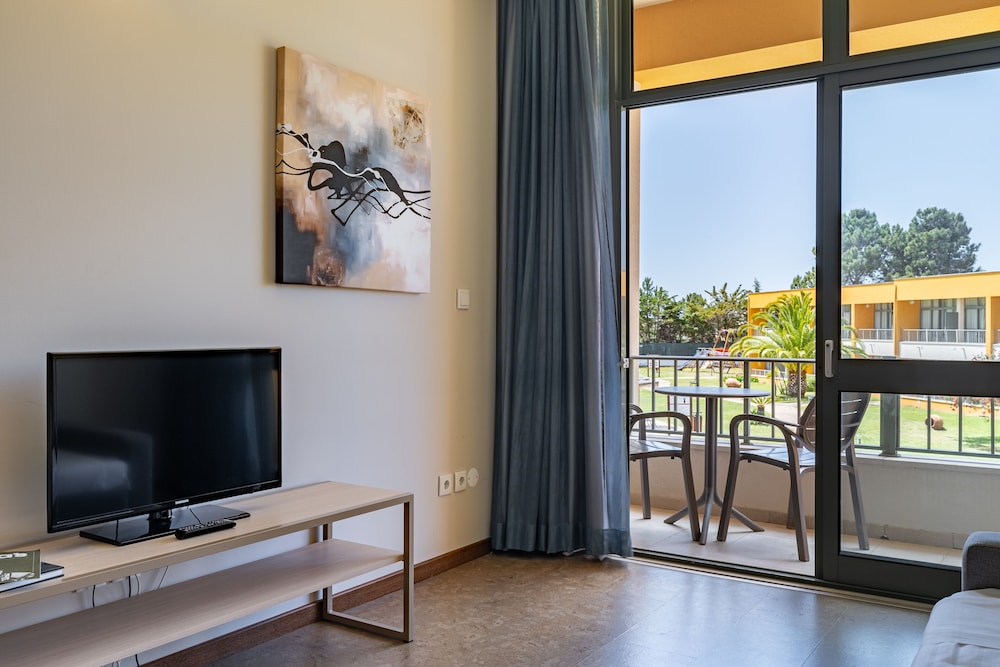 Family Suite, Pool View photo 1
