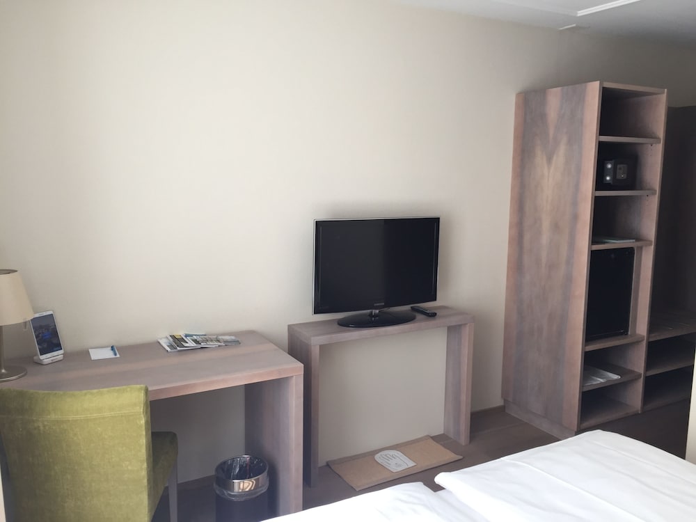 Comfort Room, 1 Queen Bed, Non Smoking, Private Bathroom photo 2