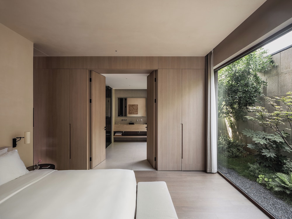 Luxury Suite, 1 King Bed, Non Smoking, Garden View