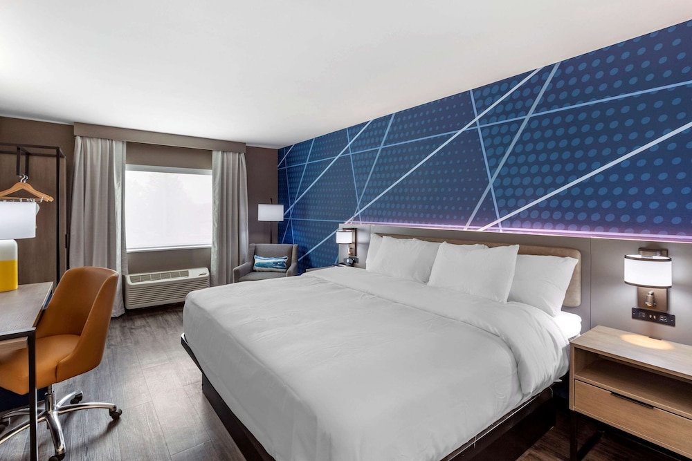 Standard Room, 1 King Bed, Non Smoking - Photo 1