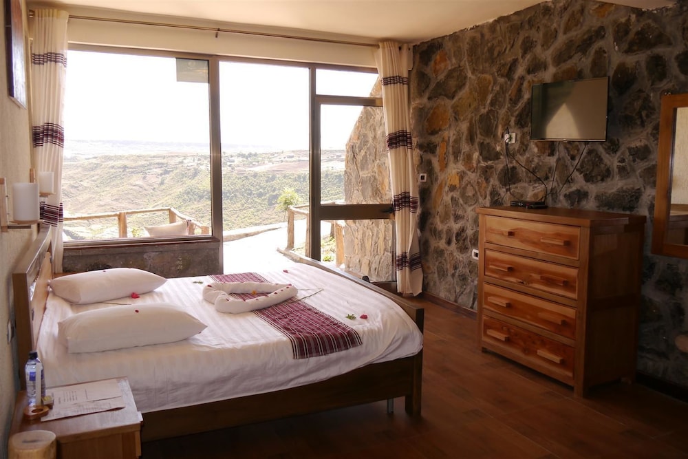 Deluxe Studio Suite, 1 King Bed, Balcony, Mountain View photo 2