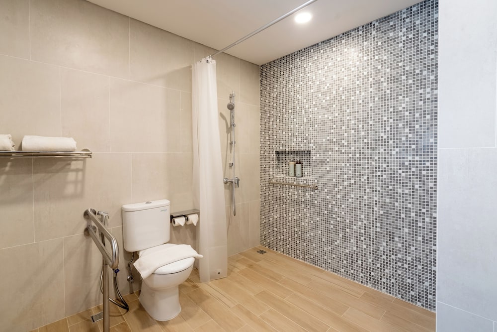 Standard Room, 1 Queen Bed, Accessible photo 3