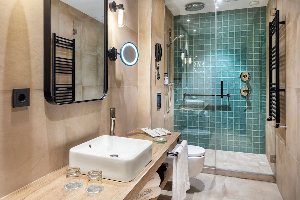 Premium Quadruple Room (2 Adults + 2 Children) - Photo 4