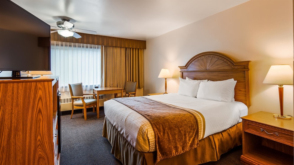 Standard Room, 1 Queen Bed, Non Smoking, Refrigerator & Microwave