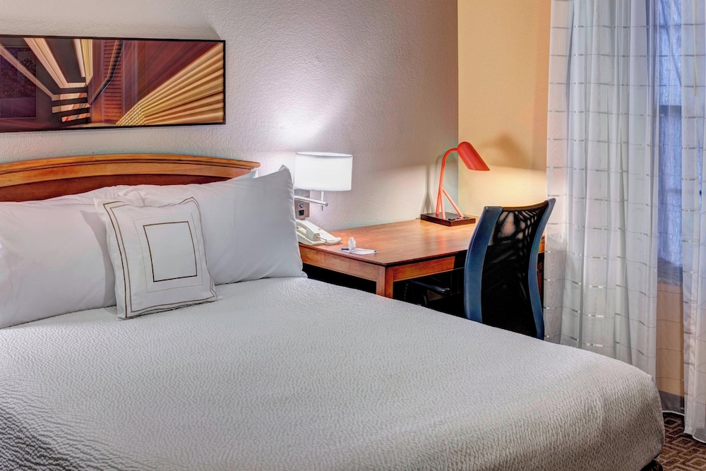Suite, 2 Bedrooms - Photo 2