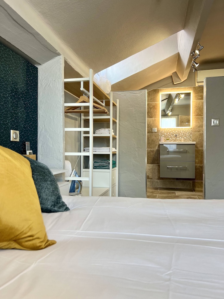 Deluxe Double Room, 1 Queen Bed, Balcony, Beach View photo 2