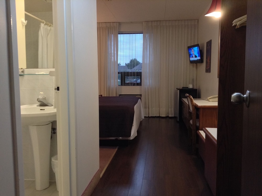 Traditional Room, 1 King Bed photo 2
