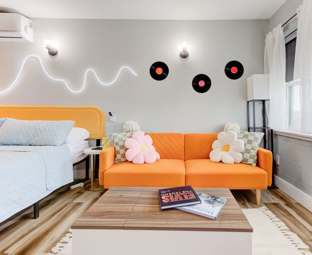 Signature Studio Suite, 1 King Bed with Sofa bed, Non Smoking, Courtyard View
