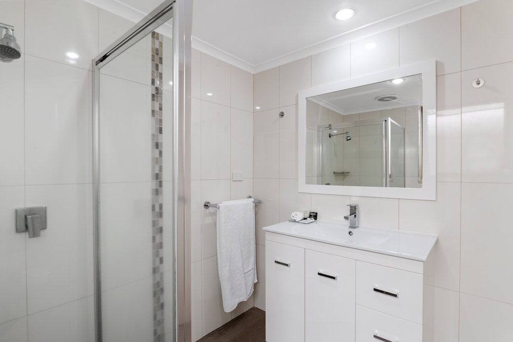 Family Room, Shared Bathroom photo 3