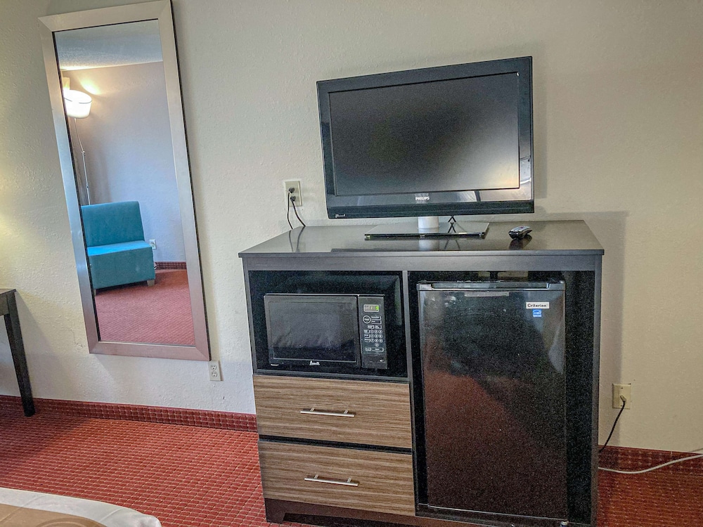 Deluxe Room, 2 Queen Beds, Non Smoking, Refrigerator & Microwave - Photo 5