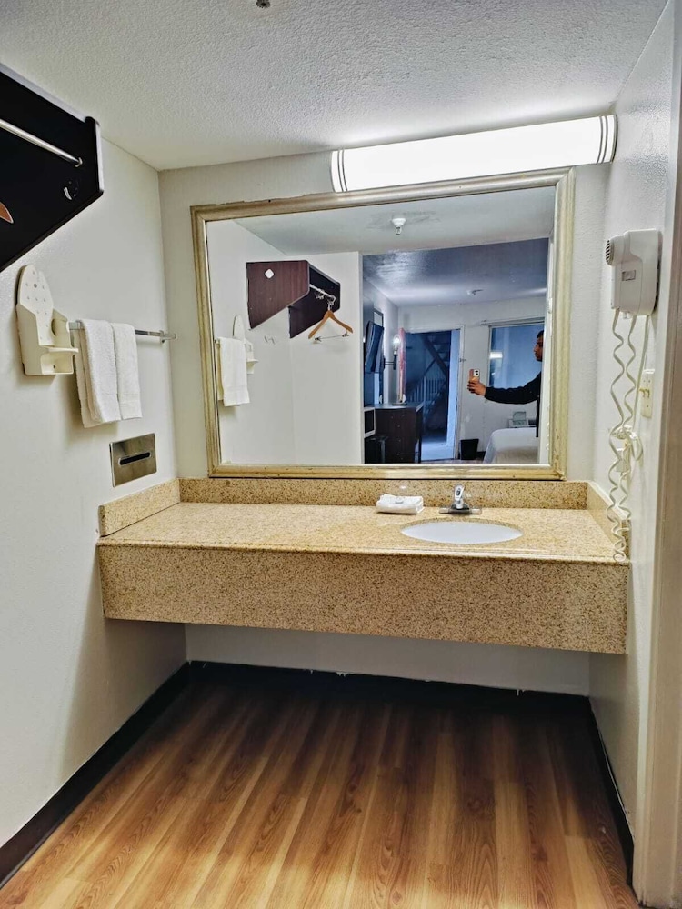 Room, 1 King Bed, Non Smoking - Photo 7