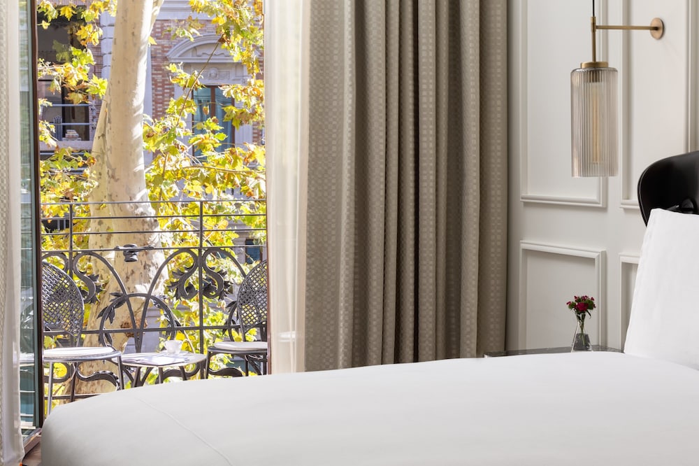 Junior Suite, 1 King Bed with Sofa bed, Balcony (Via Veneto View) thumbnail 5