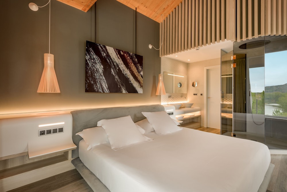 Junior Suite, 1 King Bed, River View thumbnail 5