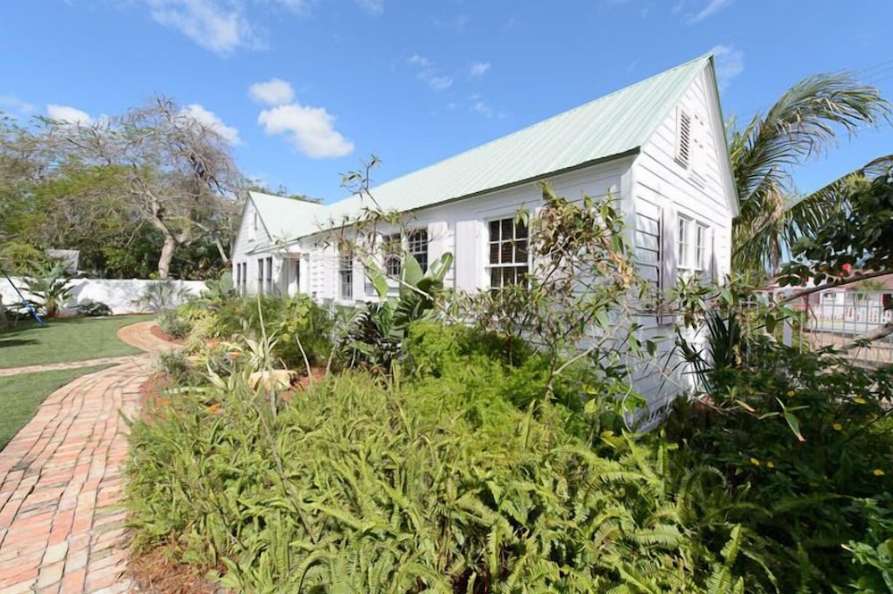 Serenity Suite, 1 Bedroom, Kitchenette, Pool Access, Ground Floor photo 3