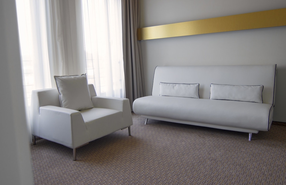 Deluxe Suite - Photo 3