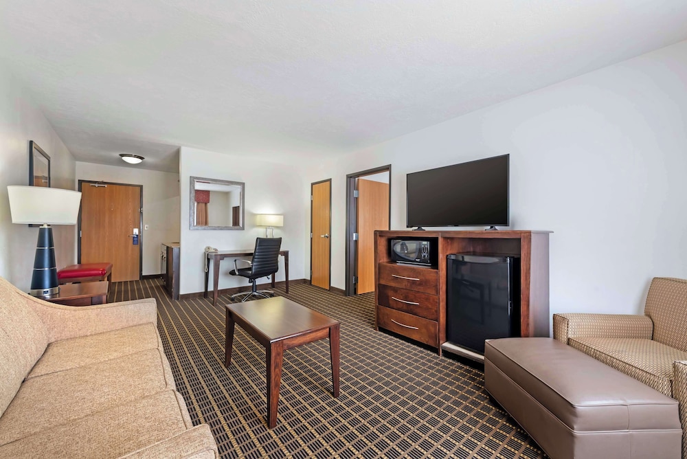 Suite, 2 Queen Beds, Non Smoking (with Sofabed) photo 2