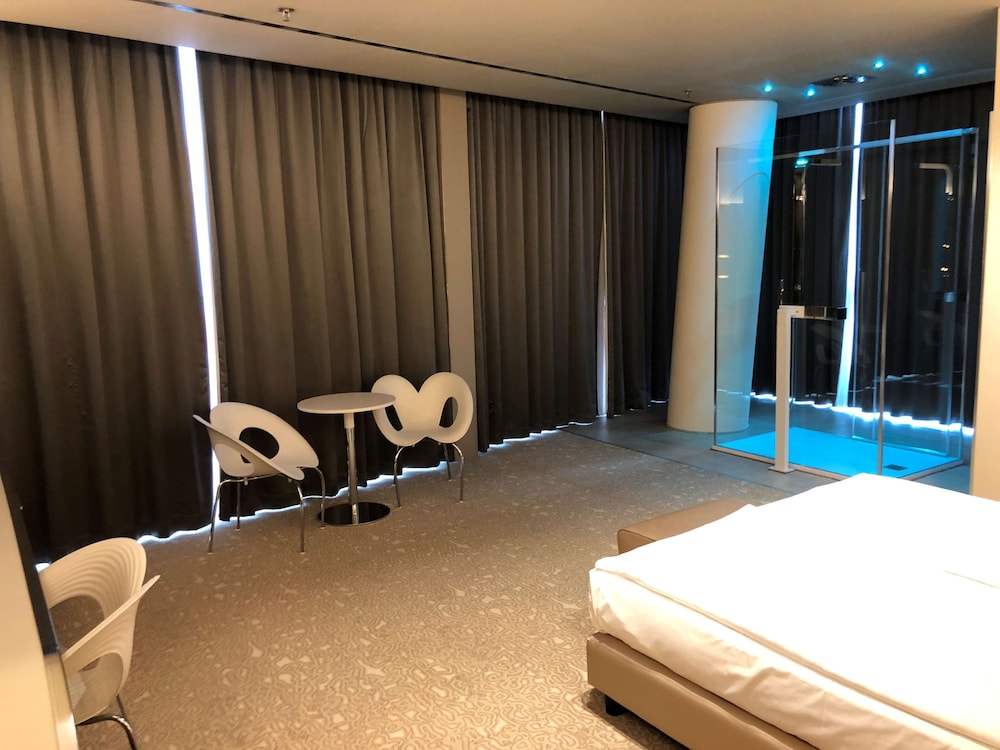 Deluxe Room, 1 King Bed, Non Smoking - Photo 1