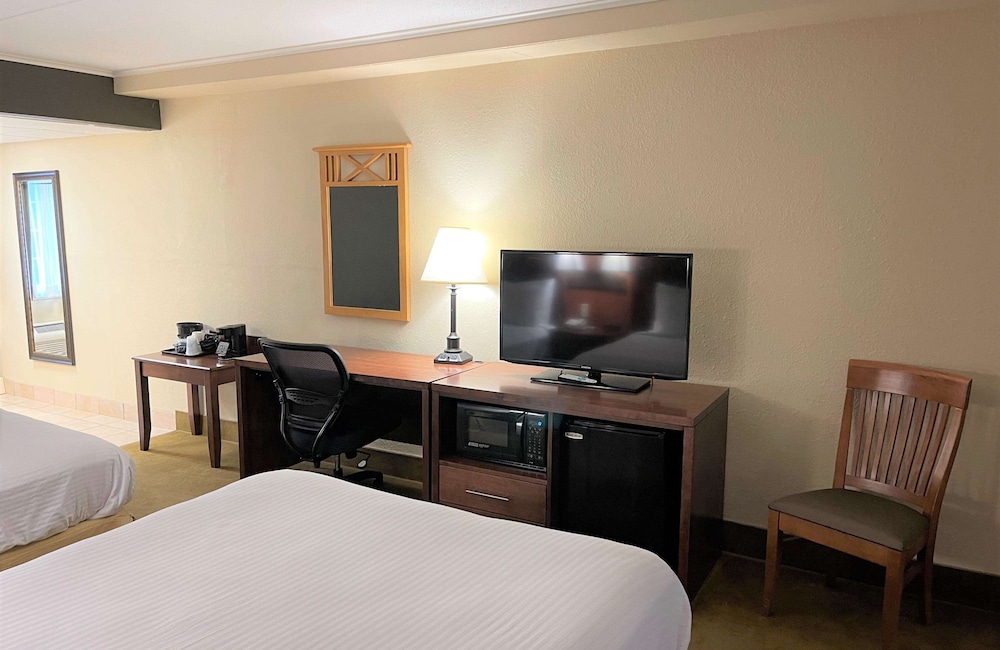 Standard Room, 2 Queen Beds, Non Smoking, Refrigerator & Microwave (Oversized Room) photo 2