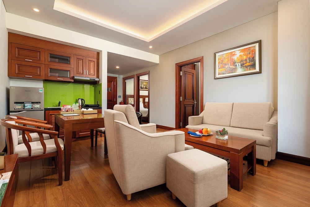 Family Room, Partial Ocean View - Photo 3