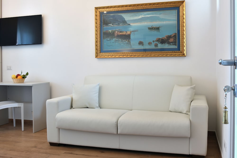 Quadruple Room, 1 Queen Bed with Sofa bed, Partial Sea View photo 3