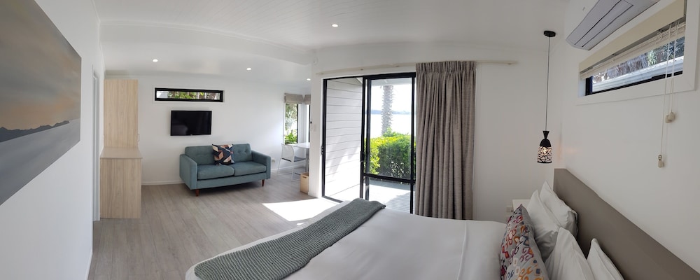 Exclusive Suite, 1 King Bed, Balcony, Beach View photo 1