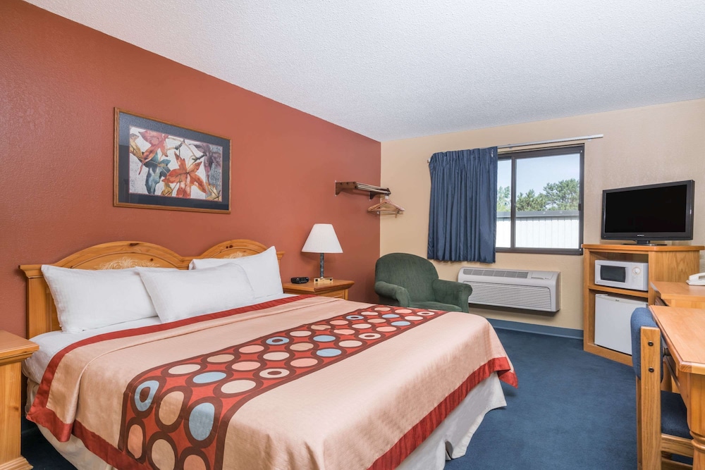 Room, 1 King Bed, Refrigerator - Photo 1