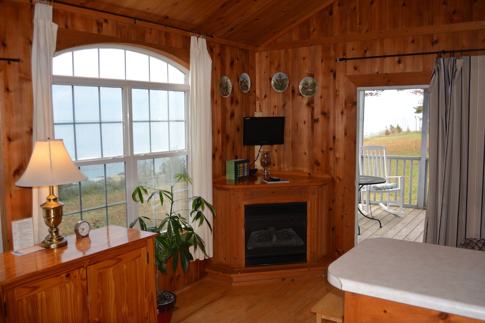 Romantic Bungalow, 1 Bedroom, Kitchen, River View photo 2