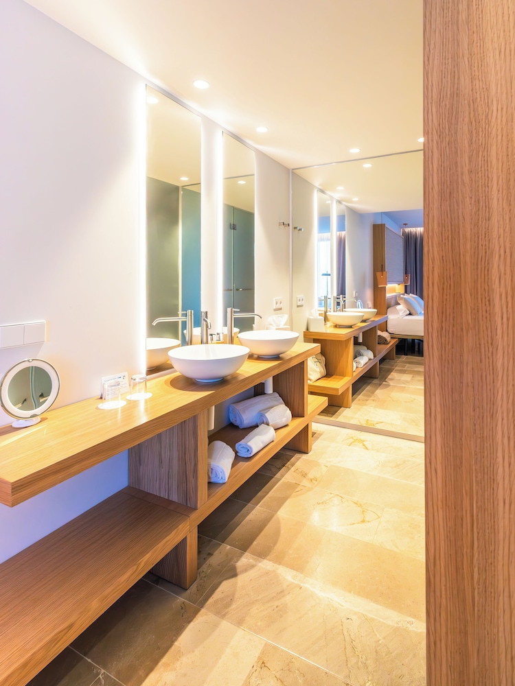 Premium Double Room - Photo 10